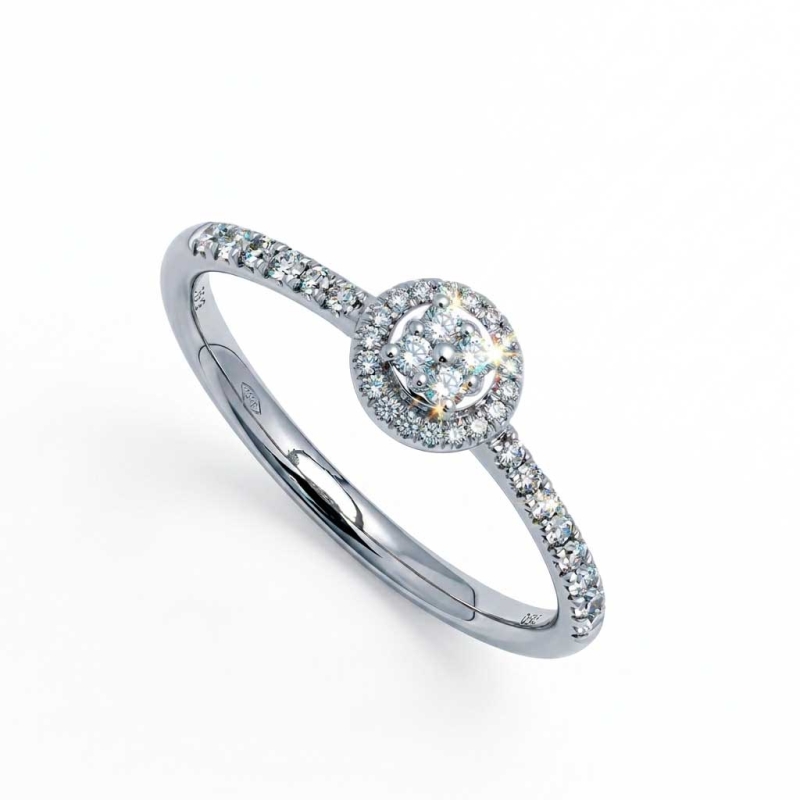 Solitario acompañado de diamantes en platino