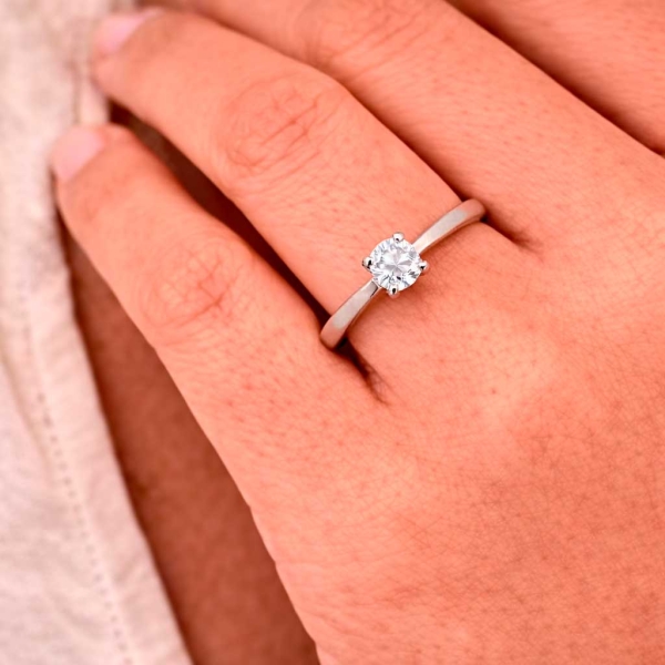 Solitario con diamante en platino