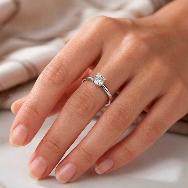 Solitario con diamante en platino