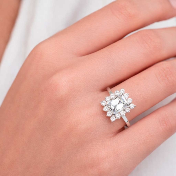 Sortija de aguamarina y diamantes en oro blanco