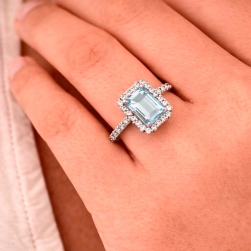 Sortija de aguamarina y diamantes en oro blanco