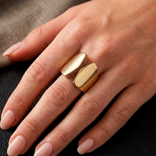 Sortija ancha y abierta en oro amarillo