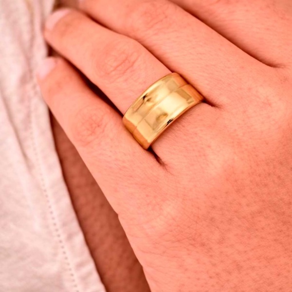 Sortija ondulada en oro amarillo