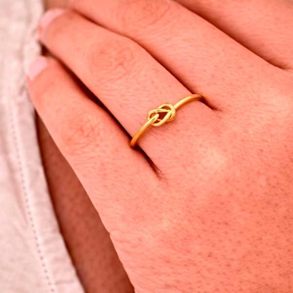 Sortija nudo de oro amarillo