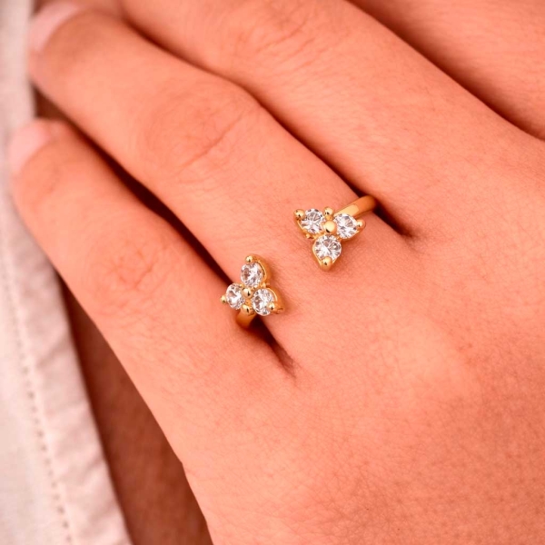 Sortija abierta de oro amarillo y circonitas