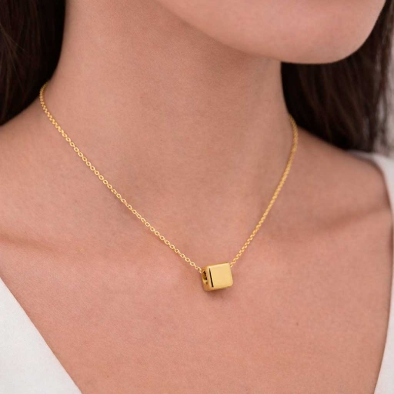 Gargantilla con cubo en oro amarillo 2