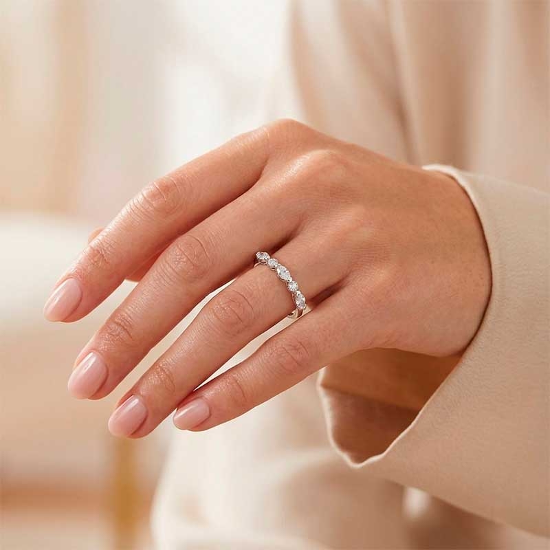 Sortija media alianza de oro blanco de primera ley y diamante. Esta media alianza de diseño vitage está compuesto por 5 diamante 2