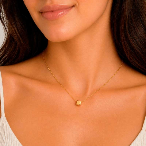 Gargantilla con cubo en oro amarillo