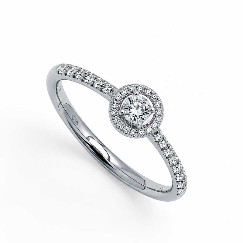 Solitario acompañado de diamantes en platino