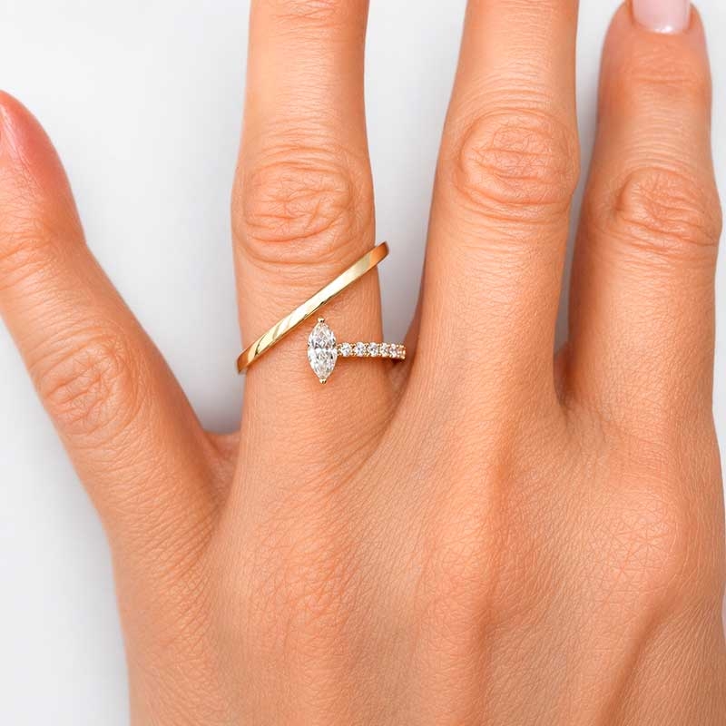 Sortija marquise de diamantes en oro amarillo. 2