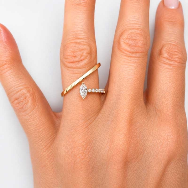 Sortija marquise de diamantes en oro amarillo.