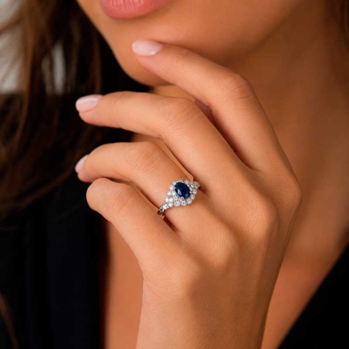 Sortija de zafiro y diamantes en oro blanco