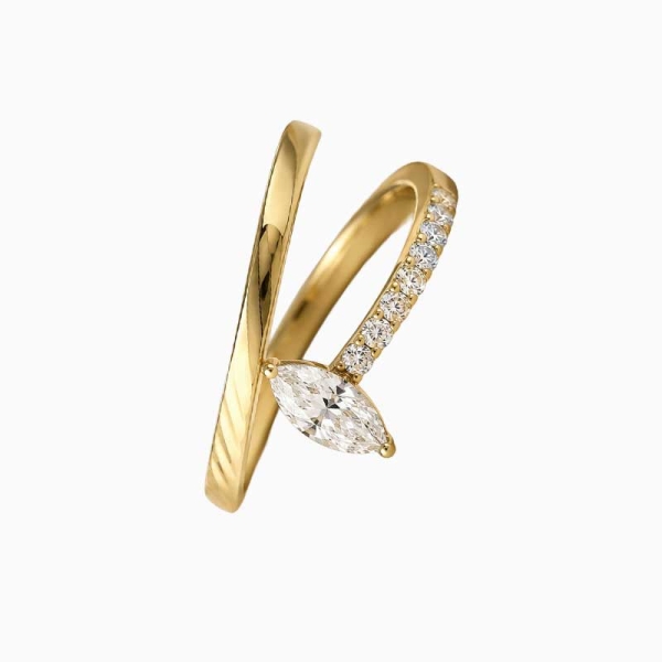 Sortija marquise de diamantes en oro amarillo.