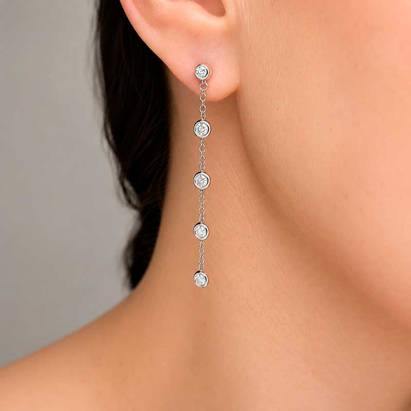 Pendientes largos de oro blanco y circonitas 2