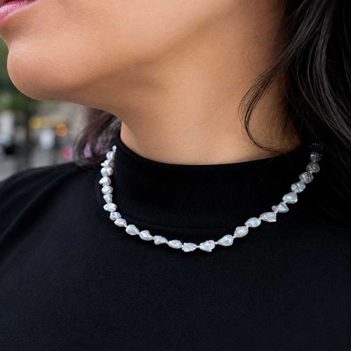 Collar de perlas barrocas y oro blanco