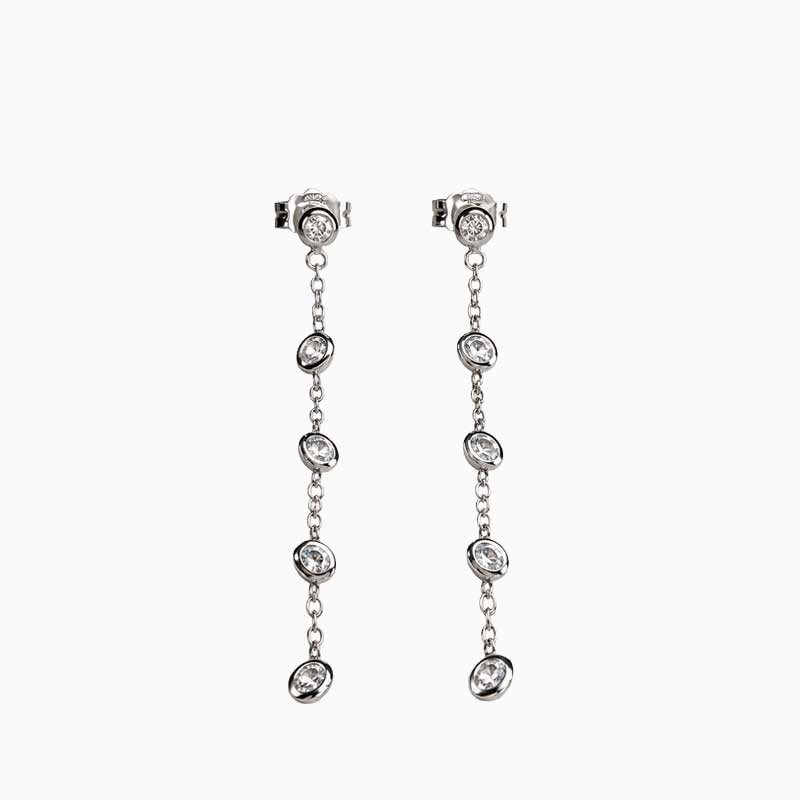 Pendientes largos de oro blanco y circonitas