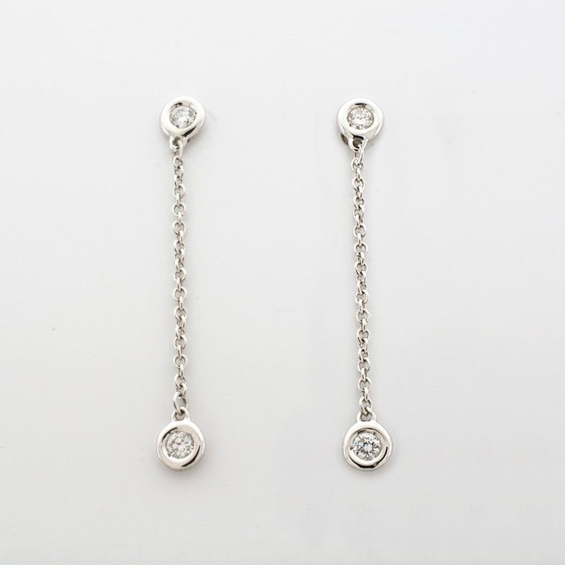 Pendientes en oro blanco de 18k y diamantes con un chaton arriba y otro colgando con una cadena que le hace tener un bonito y ág 2