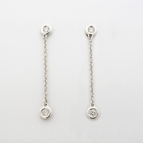 Pendientes en oro blanco de 18k y diamantes con un chaton arriba y otro colgando con una cadena que le hace tener un bonito y ág Pendientes en oro blanco de 18k y diamantes con un chaton arriba y otro colgando con una cadena que le hace tener un bonito y ág