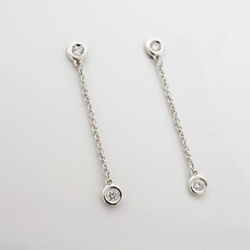 Pendientes en oro blanco de 18k y diamantes con un chaton arriba y otro colgando con una cadena que le hace tener un bonito y ág Pendientes en oro blanco de 18k y diamantes con un chaton arriba y otro colgando con una cadena que le hace tener un bonito y ág