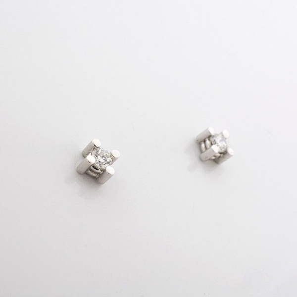 Pendientes con diamantes engastado en garras en oro blanco de 18k