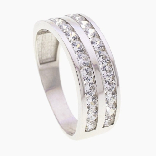 Sortija realizada en oro blanco de primera ley y circonitas. De sencillo y elegante diseño con dos carriles de circonitas blanca Sortija realizada en oro blanco de primera ley y circonitas. De sencillo y elegante diseño con dos carriles de circonitas blanca